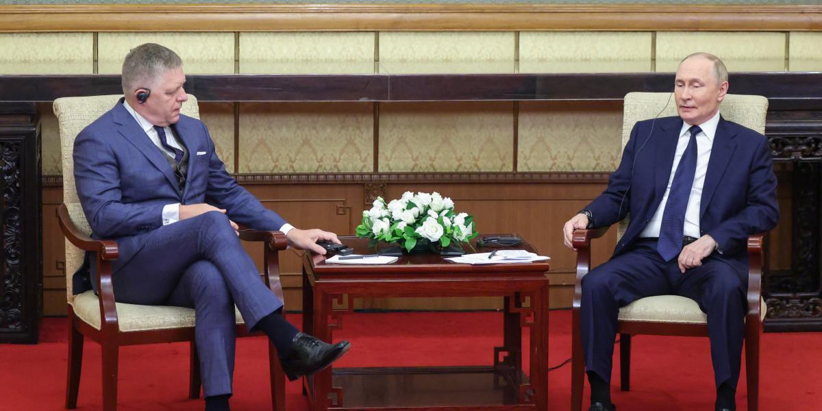 Vlagyimir Putyin orosz elnök és Robert Fico szlovák miniszterelnök 2025. szeptember 2-án Pekingben