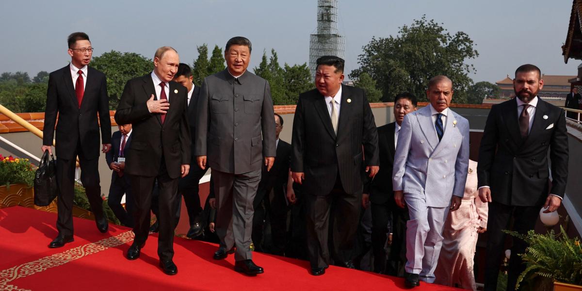 Vlagyimir Putyin, Hszi Csin-ping, Kim Dzsongun és Shehbaz Sharif pakisztáni miniszterelnök a Tienanmen téren szeptember 3-án 