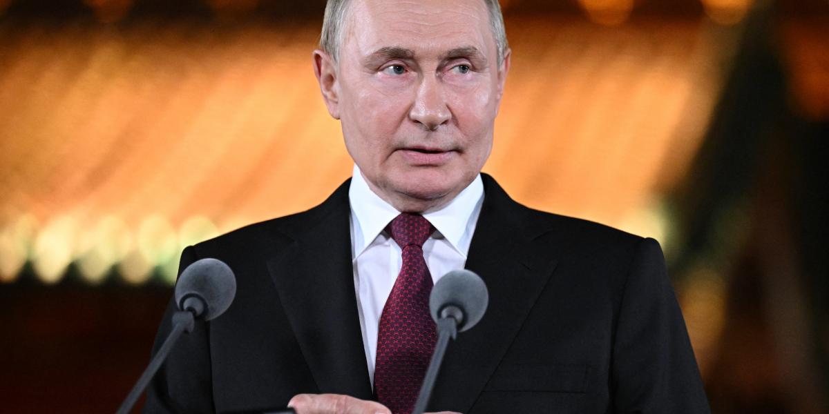 Vlagyimir Putyin orosz elnök sajtótájékoztatót tart Pekingben 2025. szeptember 3-án.
