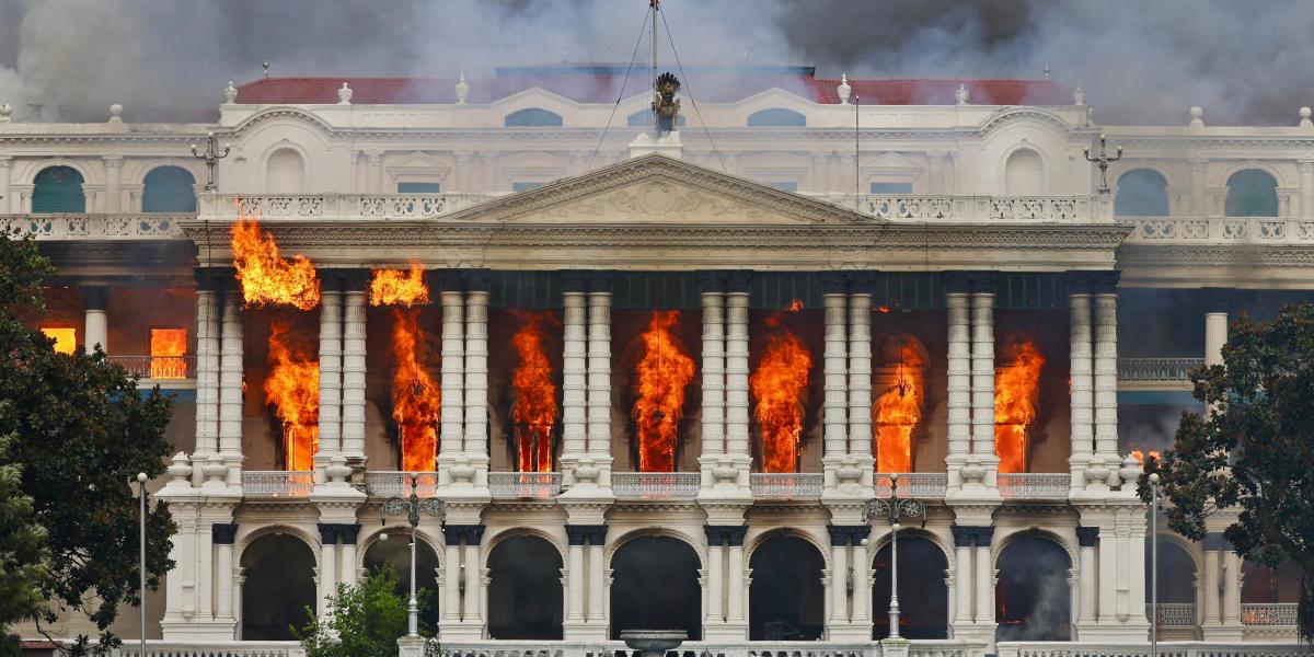 A parlament lángoló épülete 2025. szeptember 9-én Katmanduban