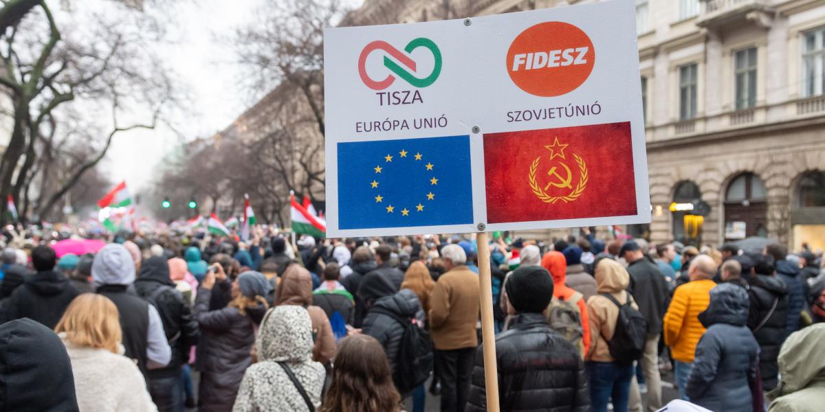 Vélemény egy korábbi tüntetésen. Ami biztos: a Tisza és a Fidesz között dől el a 2026-os választás