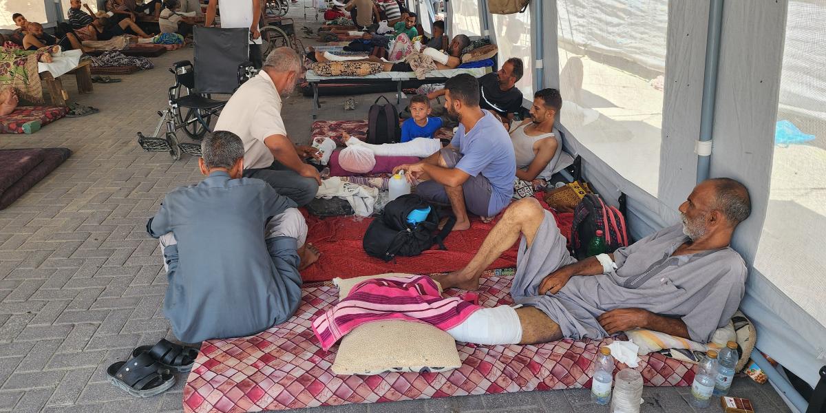 Kezelés alatt álló betegek a Nasser Kórház udvarán felállított rögtönzött sátrakban Khan Yunisban augusztus 18-án 