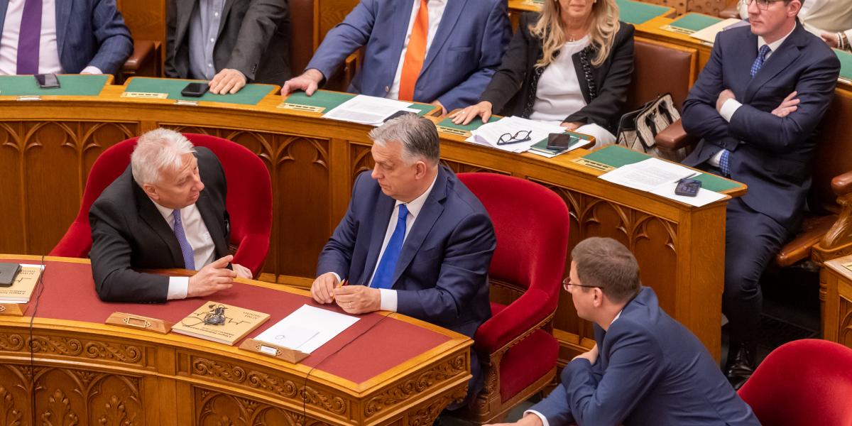 Orbán Viktor Semjén Zsolttal és Gulyás Gergellyel egyeztet egy korábbi parlamenti ülésen 