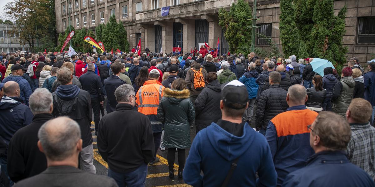 Hiába tüntettek a dolgozók, végül elküldték őket
