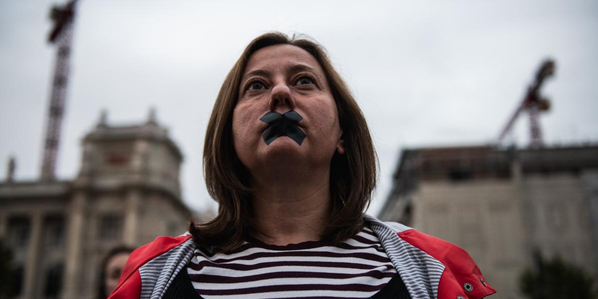 Tüntetésen. Nem bíznak a hivatalos gyermekvédelemben