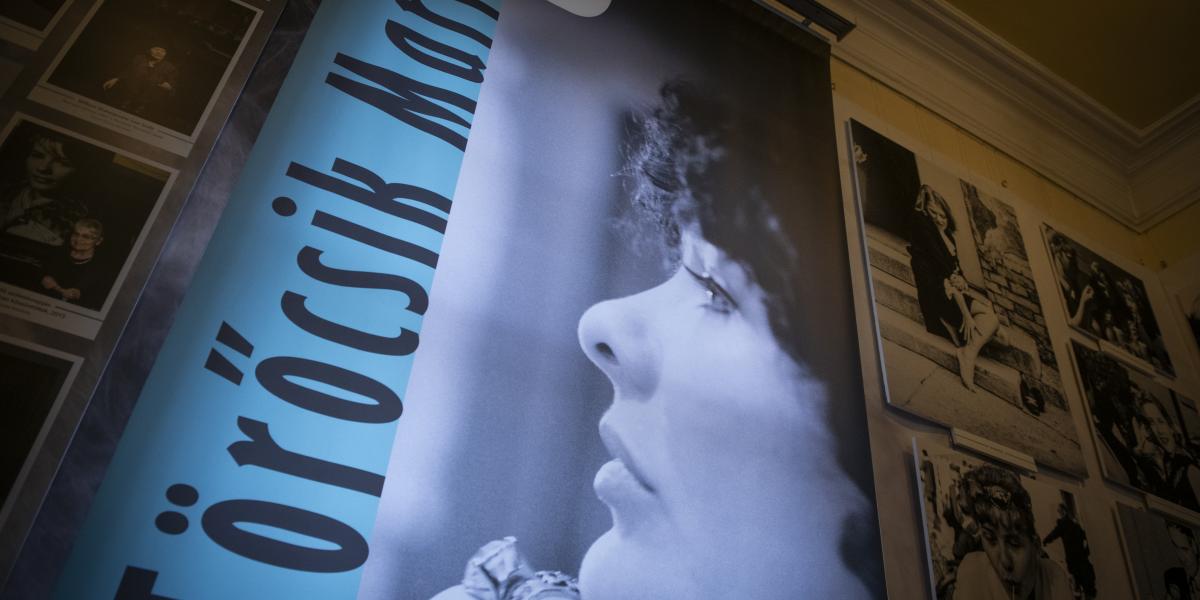 Azért is érdemes megnézni a tárlatot, hogy Törőcsik Mari magától értetődő mágiájára újból és újból rácsodálkozzunk