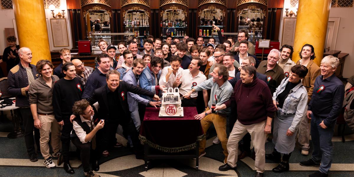 A vígszínházi A Pál utcai fiúk alkotói a nagy sikerű, telt házas, a végén közösen éneklős, ötszázadik elő­adás utáni ünnepi pillanatokban