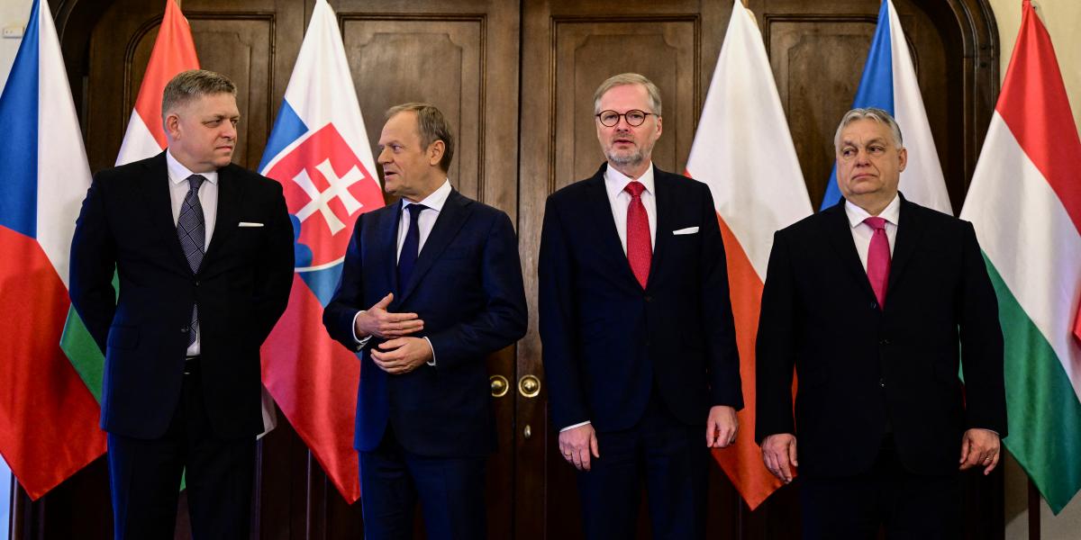 Robert Fico szlovák, Donald Tusk lengyel, Petr Fiala cseh és Orbán Viktor magyar miniszterelnök a V4-ek legutóbbi csúcstalálkozóján Prágában, 2024. február 27-én 