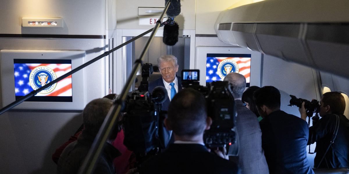 Donald Trump amerikai elnök nyilatkozik az Air Force One fedélzetén október 29-én, úton Dél-Koreába