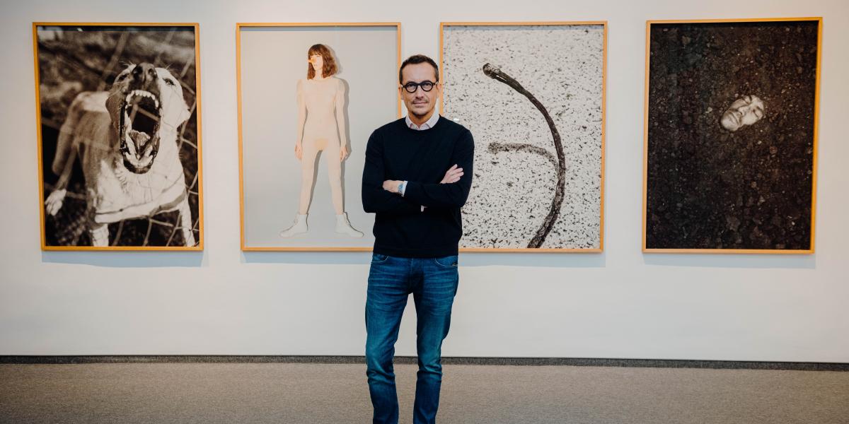 Tombor Zoltán fotográfus szerint a függés egy saját magaddal vívott, folyamatos harc, amit egyszerre jellemez a sóvárgás és az eksztázis