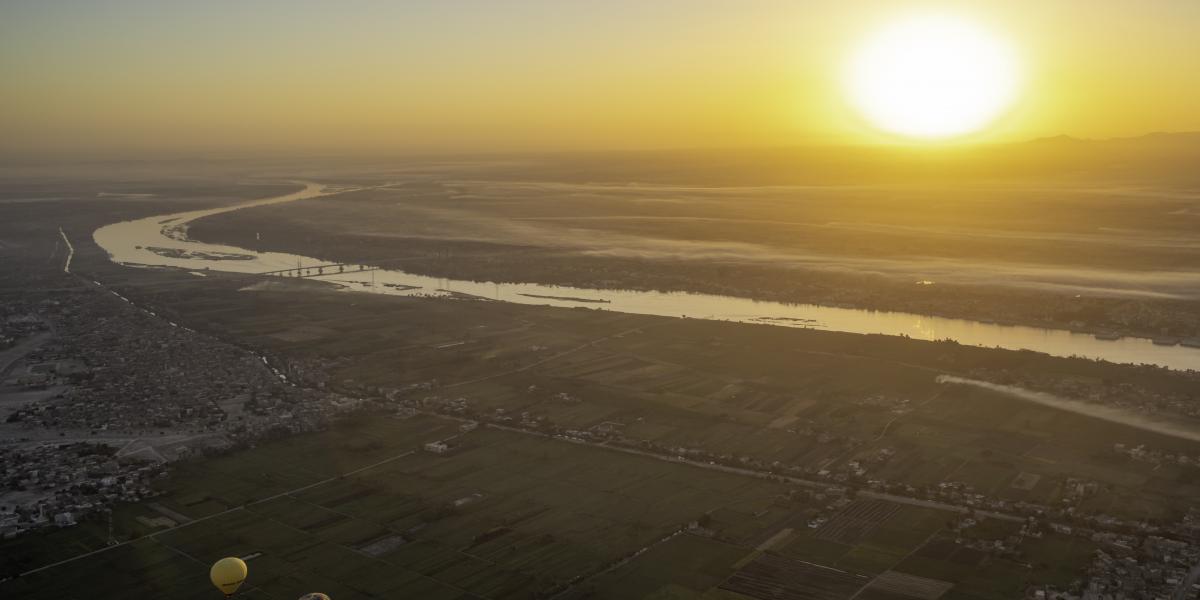 A Nílus folyó látképe egy hőlégballonból Luxor felett napkeltekor.
