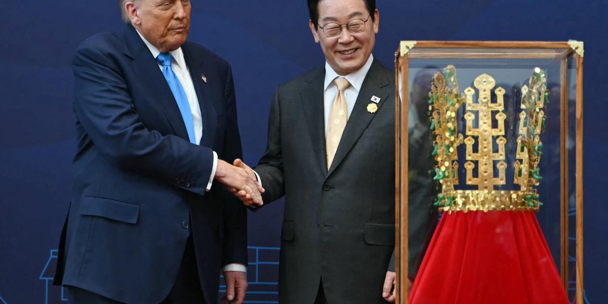 I Dzsem-­jong egy ősi koreai korona másolatával ajándékozta meg Donald Trumpot. A két elnök megállapodása értelmében Szöul jelentős amerikai befektetéseket vállal, s 25-ről 15 százalékra csökkentik a személygépkocsikra kölcsönösen kivetett vámot