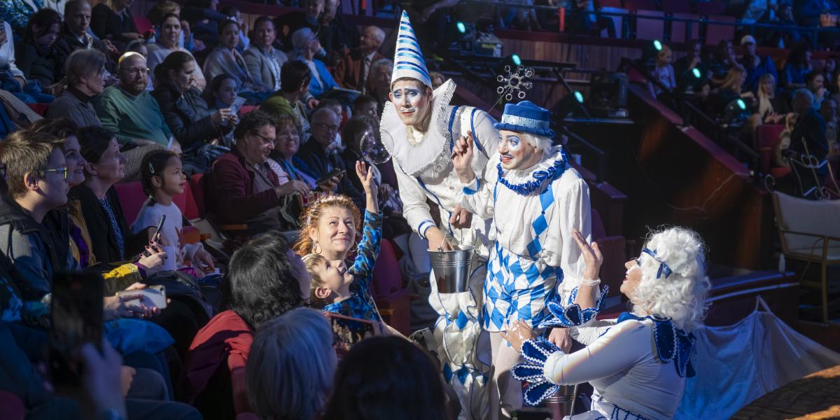 Bohócok akcióban
– a Holle
anyó nem vált
minden pontján
meggyőző cirkuszi
mesévé