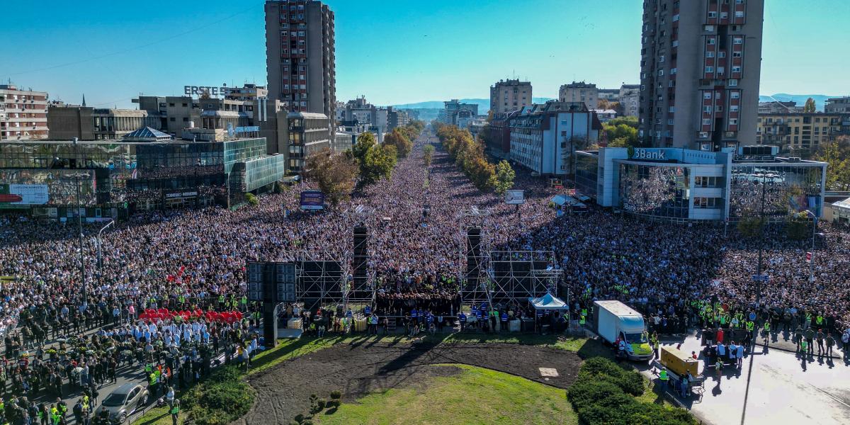 Az Újvidéken összegyűlt tömeg felülnézetből