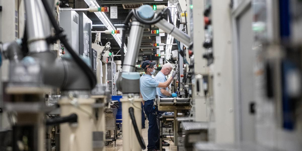 Több cégnél a kékgallérosok kaphatnak nagyobb emelést, az irodai­ak hoppon maradhatnak