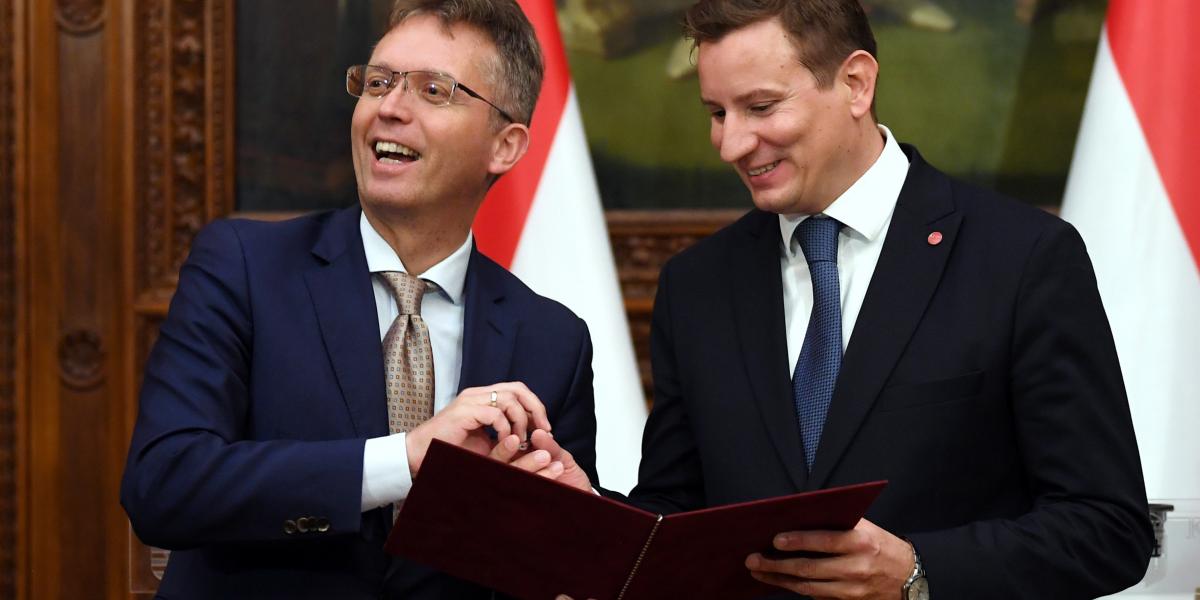 Hankó Balázs kulturális és innovációs miniszter és Zsigmond Gábor, a Magyar Nemzeti Múzeum főigazgatója, a Magyar Nemzeti Múzeum Közgyűjteményi Központ (MNMKK) új elnöke