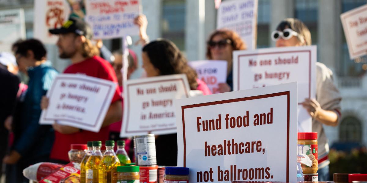 „Az élelmezést és az egészségügyet finanszírozd, ne a báltermeket” – üzenik a kormányzati leállás miatt megszüntetett élelmiszer-támogatások helyreállításáért tüntetők