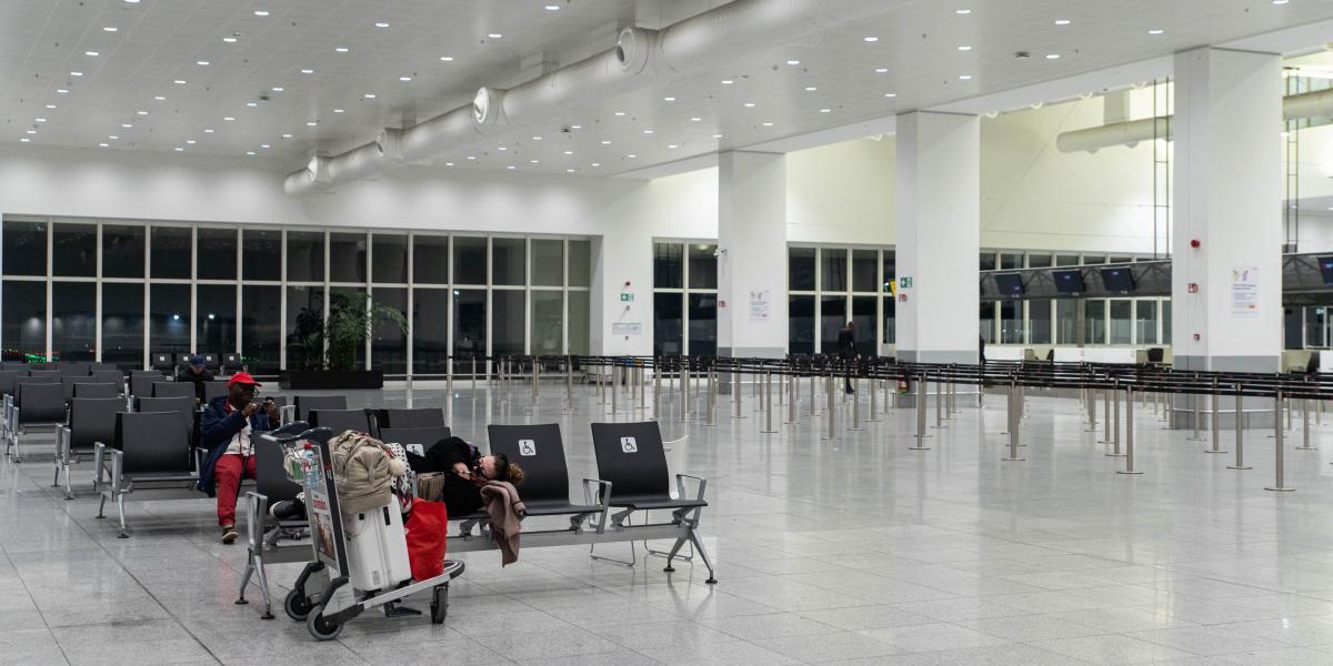 Utasok várakoznak a brüsszeli Zaventem nemzetközi repülőtéren, miután drónészlelés miatt felfüggesztették a járatforgalmat 2025. november 4-én.