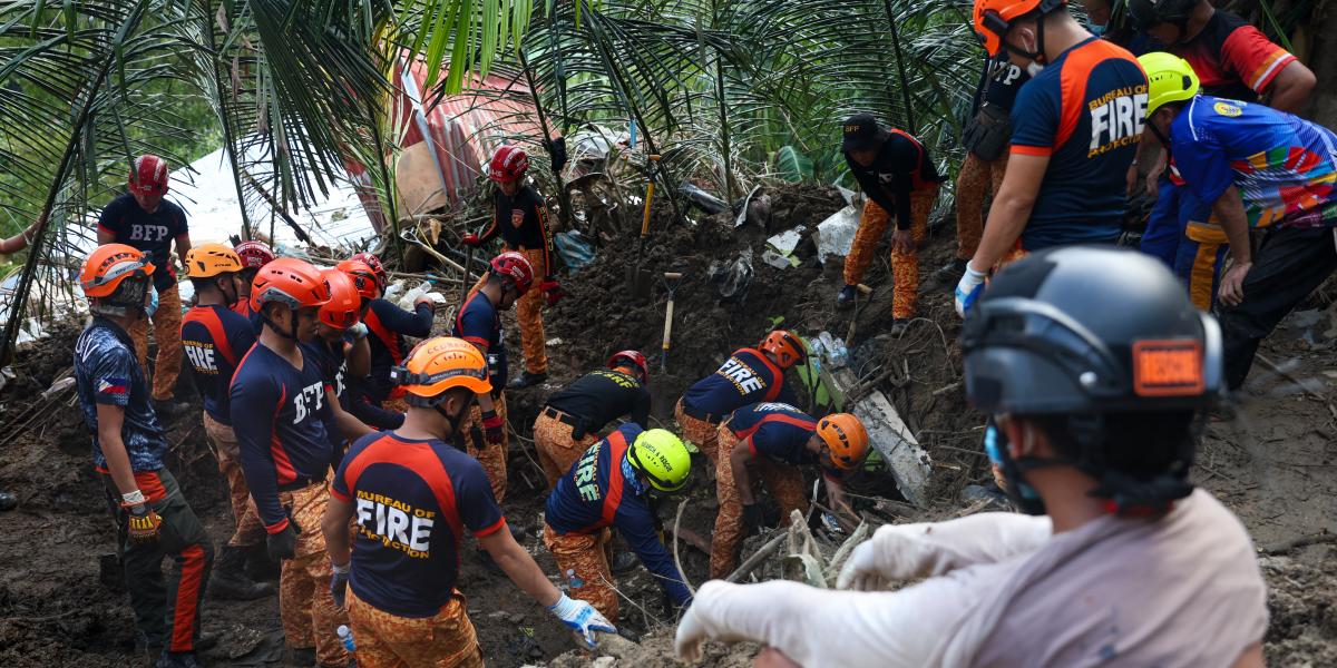 Mentők embereket keresnek egy ház romjai alatt.