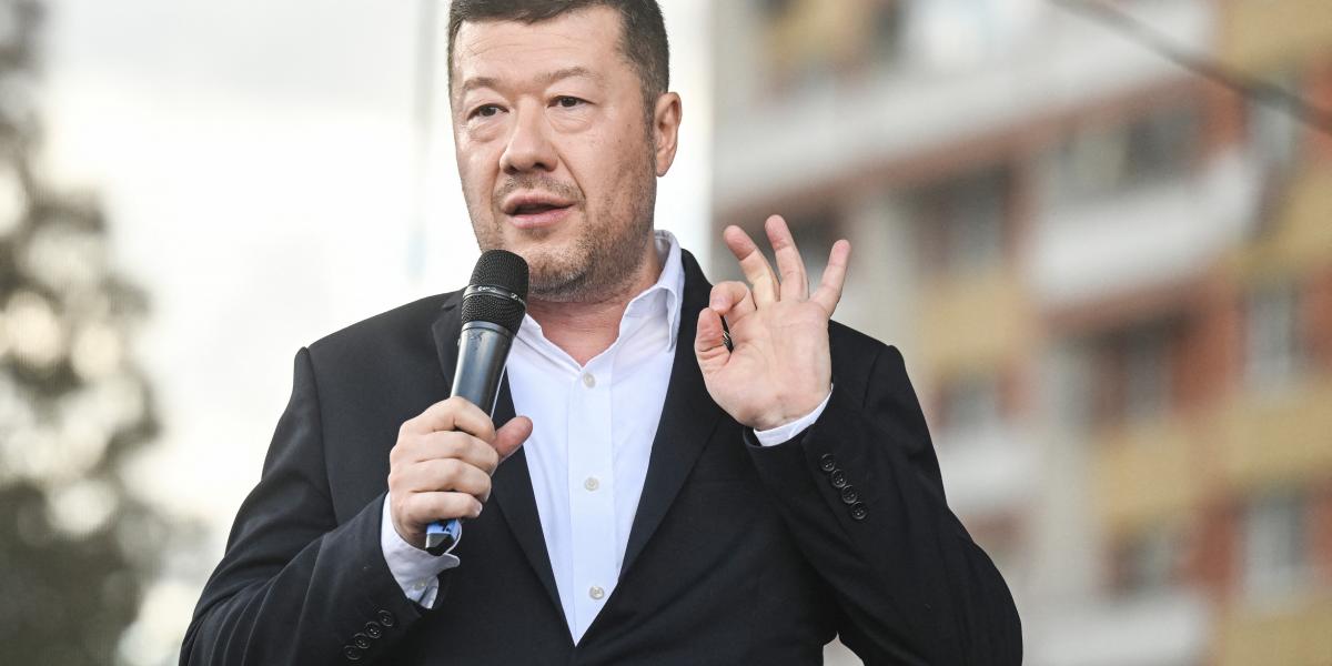 Tomio Okamura, Szabadság és Közvetlen Demokrácia (SPD) elnöke beszédet mond egy kampányrendezvényen a cseh választások előtt, 2025. szeptember 3-án Kladnóban. 