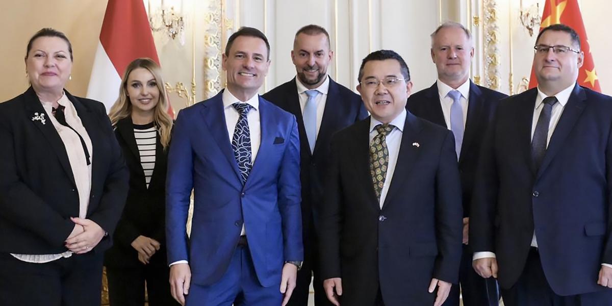 Tuzson Bence és Gong Tao Kínai nagykövet