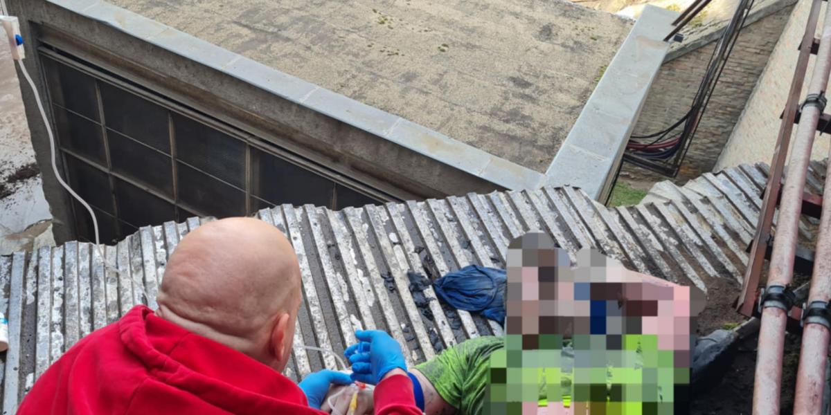 Segítségnyújtás a baleset egyik sérültjének november 8-án 