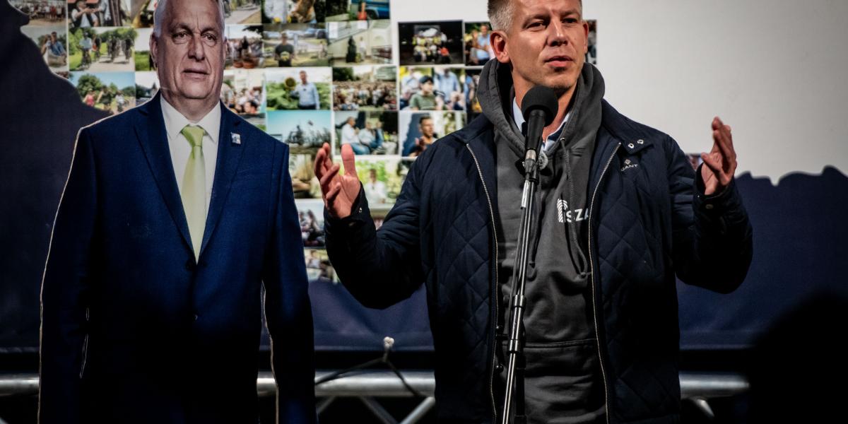 Magyar Péter egy Orbán-bábuval Oroszlányban szeptember 30-án 