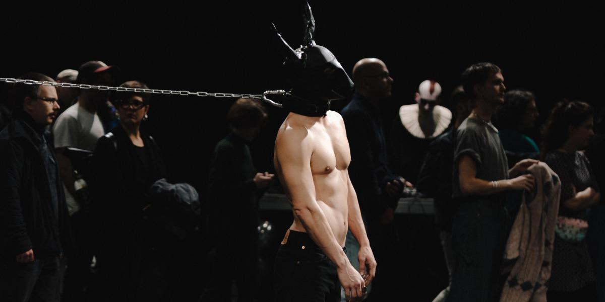 Jelenet a Hollow kollektíva Baby című előadásából 