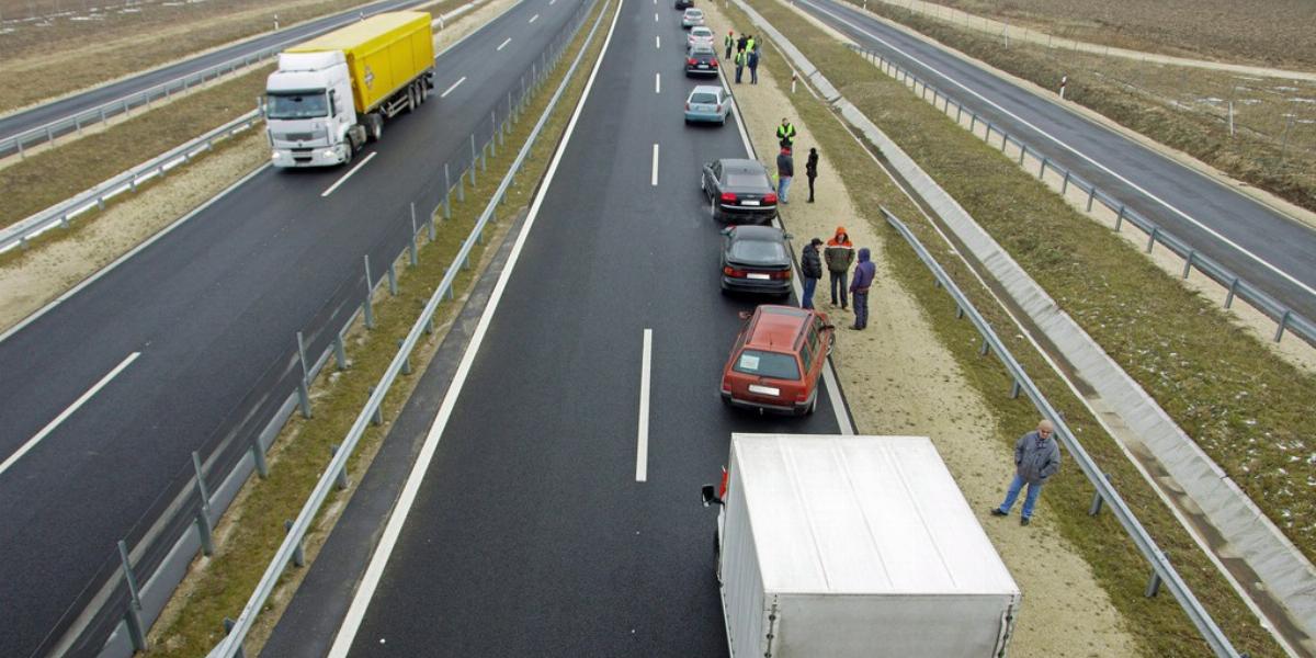 A 86-os út fi zetőssé lett szakaszán tiltakoztak a szombathelyiek FOTÓ: MTI/BÜKI LÁSZLÓ