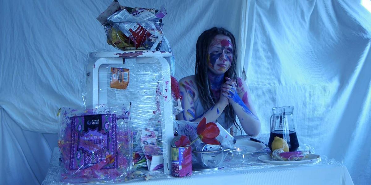 A Mi lesz veled, Roosi? című alkotás végigvezet a természetes anya–lánya konfliktuson