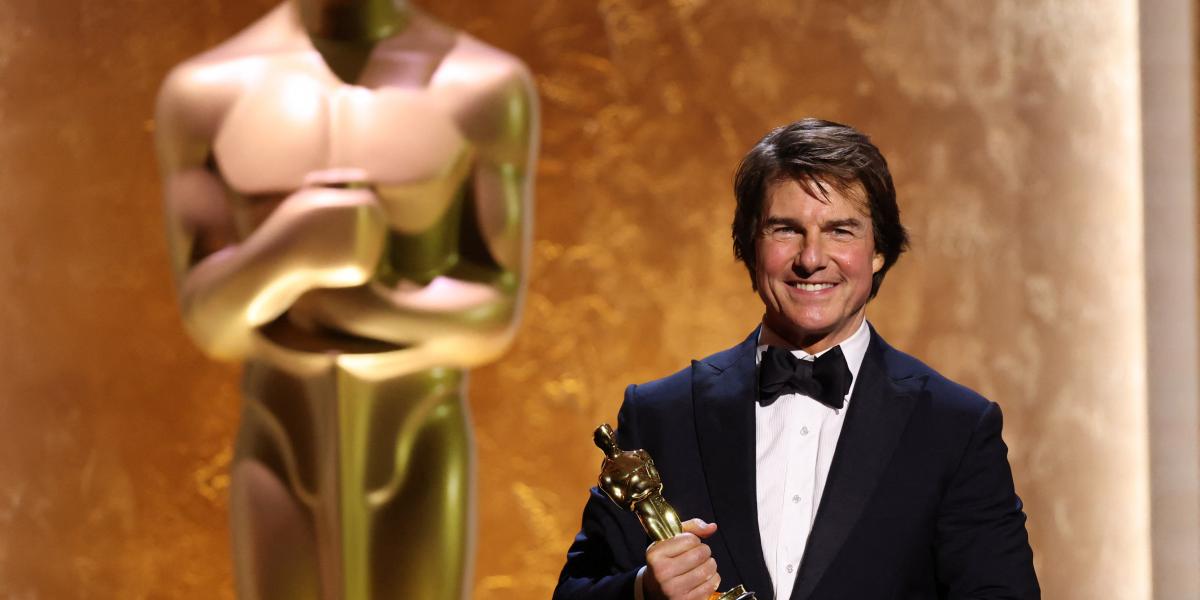 Tom Cruise az amerikai filmakadémia tiszteletbeli Oscar-díjával Los Angelesben november 16-án 