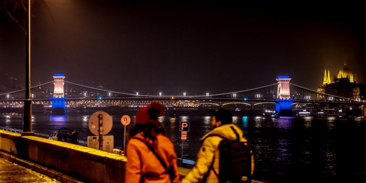 A kivilágított Lánchíd csütörtökön a gyermekekre, jogaikra figyelmeztet majd