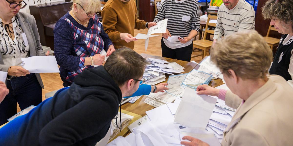 Munkában. Karácsony Gergely a demokrácia védelmére hivatkozva kérte a fővárosiakat a feladatra