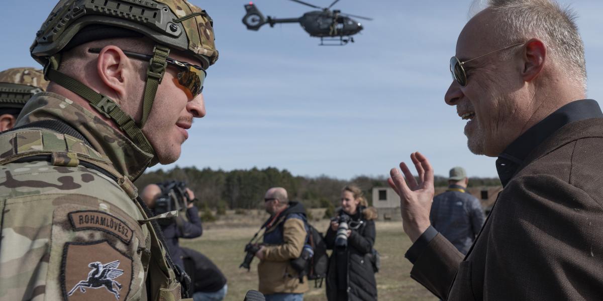 Pálinkás Szilveszter és Szalay-Bobrovniczky Kristóf a S.E.R.E.G. című sorozat médianapján az újdörögdi romvárosban 2024. március 26-án