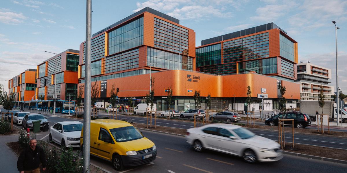 Zenit Corso. Az új plázát úgy adták át, hogy nem voltak engedélyek, aztán meglettek