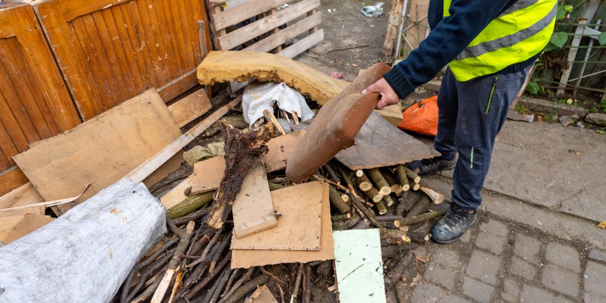 Amit találnak a ház körül, a tűzre dobják