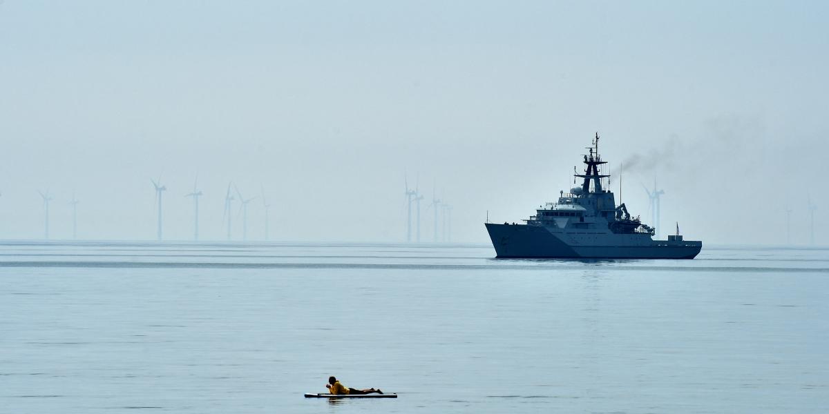 A brit haditengerészet HMS Severn nevű járőrhajója 2020. május 8-án.  