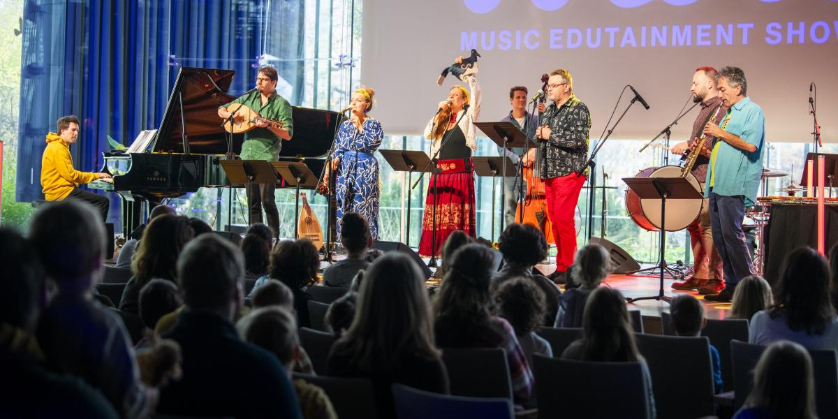 A Muzsikáló Természet Zenekar a képzeletbeli színes lovaink hátán a csillagok közé repített