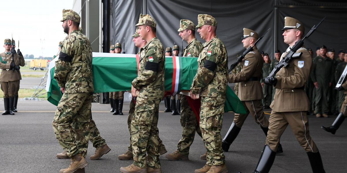 Katonai tiszteletadással fogadják a Horvátországban helikopterbalesetben elhunyt magyar katonák földi maradványait az MH 86. Szolnok Helikopter Bázison 2023. június 27-én