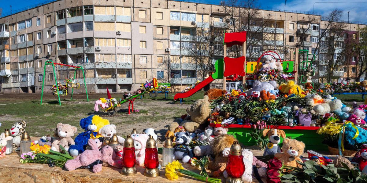 Virágokat és játékokat helyeztek el az egyéves évfordulón Krivij Rih egyik játszóterén a 2025. április 4-i orosz rakétatámadás áldozatául esett gyermekek emlékére
