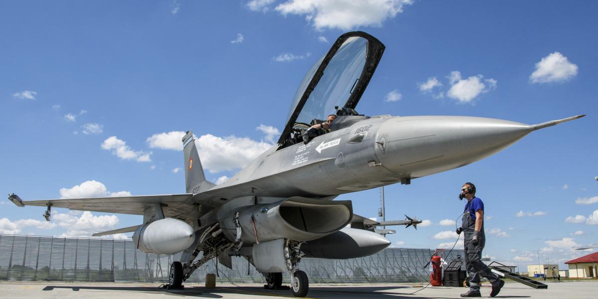 Román F-16-os harci repülőgép