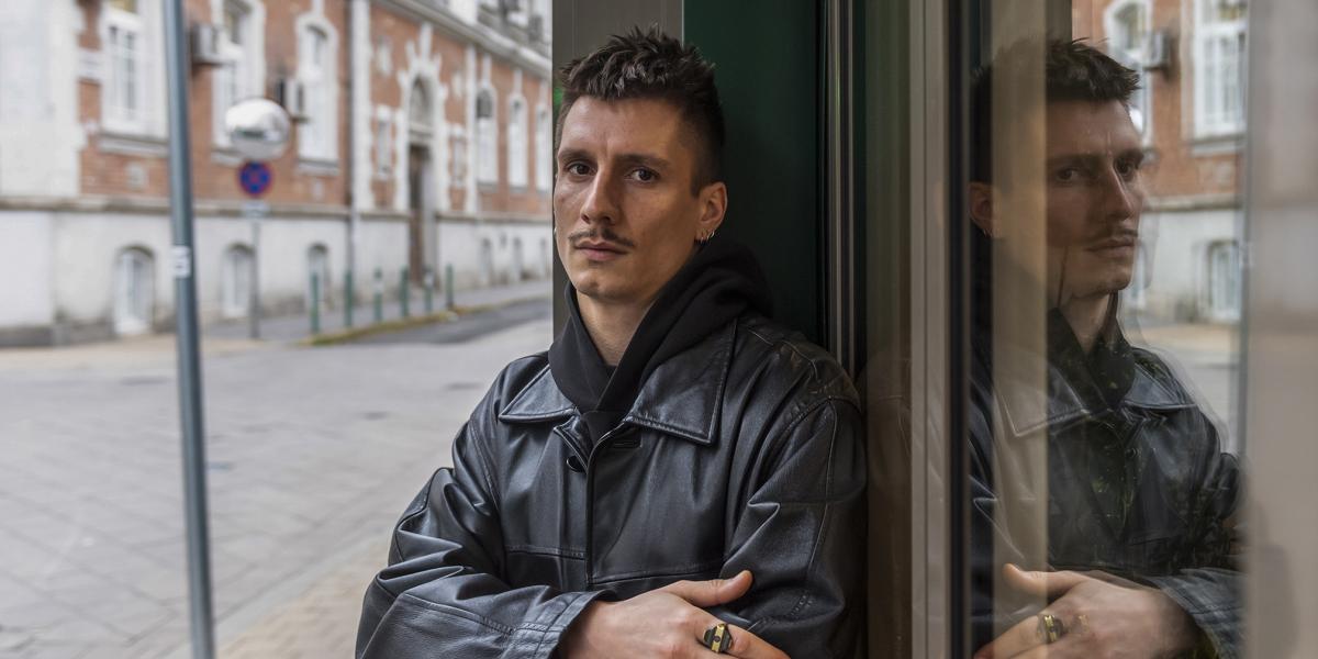 Muskovics Gyula kutató, de egyben számos kiállítás kurátora és művész is, alkotásai is gyakran a queerkultúra mélységeibe engednek betekintést