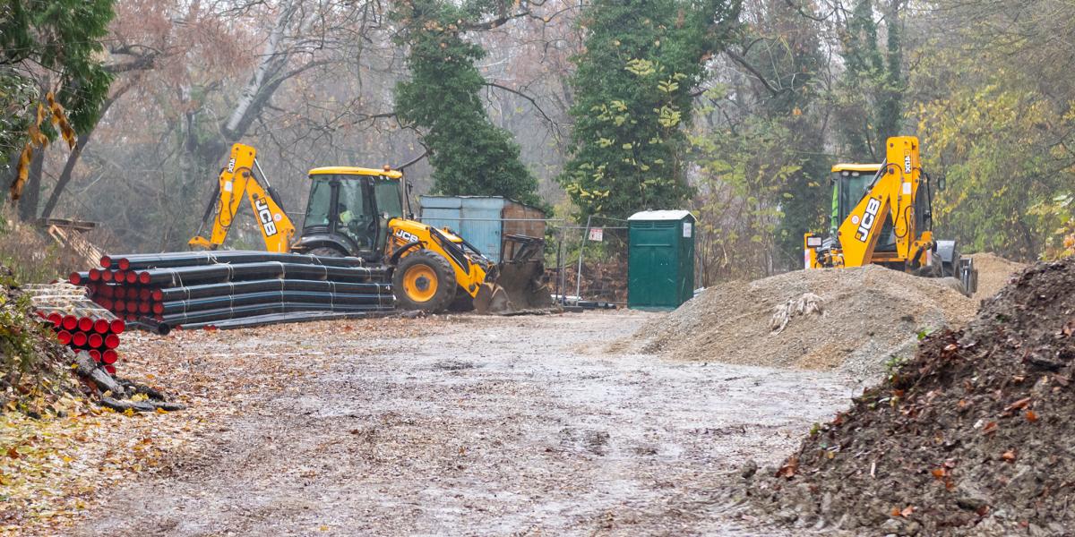 A beruházás célja a korábbi, elavult gerincvezeték cseréje, és egyúttal a felparcellázott luxustelkek teljes kiszolgálása
