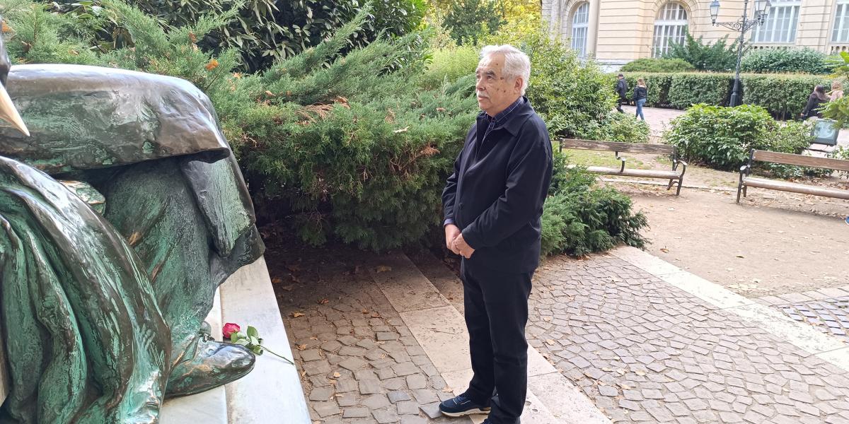 A cikk szerzője szimbolikusan fejet hajt az „ismeretlen történész” képzeletbeli emlékműve előtt