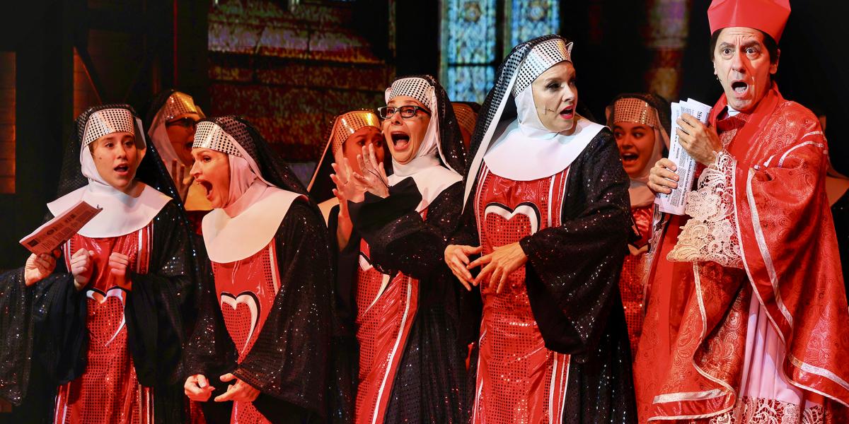 Apácák a pácban (jobboldalt: Peller Anna és Csonka András) az Erkel Színház Apáca Show című musicaljének előadásán