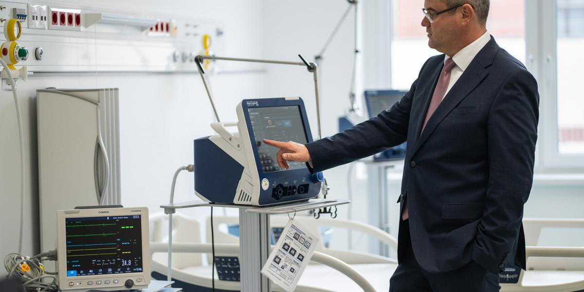 Takács Péter megtekint egy kórházi berendezést