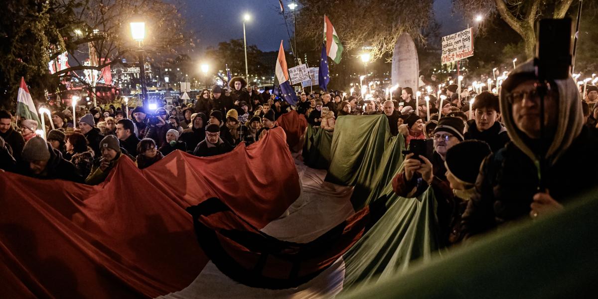 Mintegy másfél ezer tiltakozó vonult este a Karmelitához