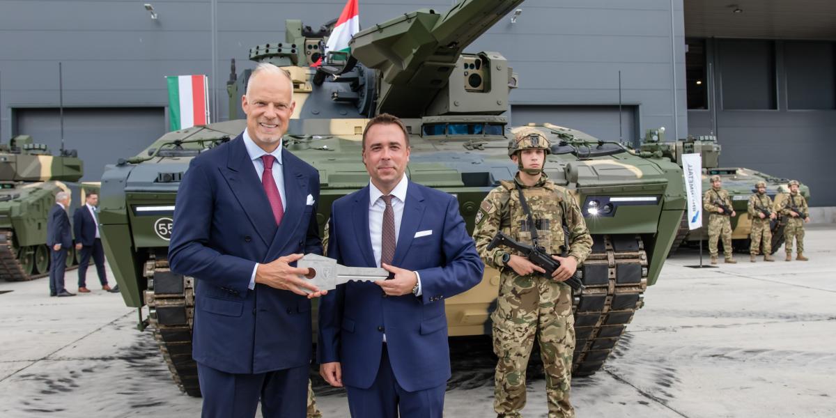 Szalay-Bobrovniczky Kristóf honvédelmi miniszter és Paul Walf, a Rheinmetall Hungary vezérigazgatója az első magyar gyártmányú Lynx KF-41 harcjármű előtt