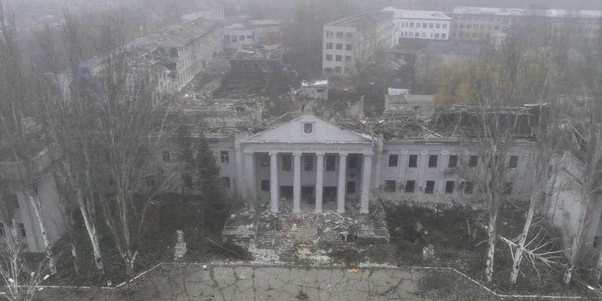 Egy súlyosan megrongált épület Pokrovszkban, a Donyecki területen, Ukrajnában.