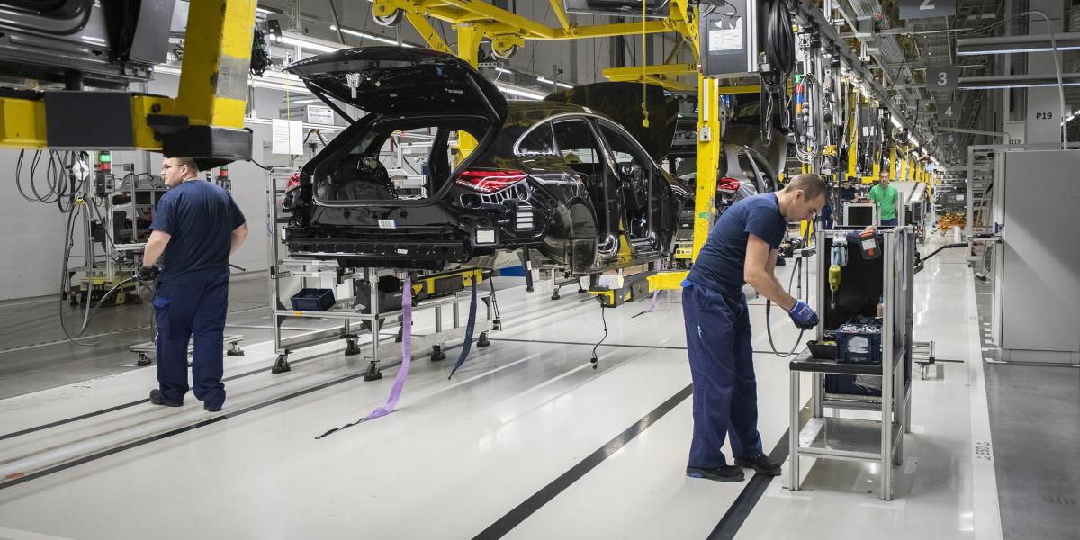 Az ipar teljesítménye ismét csökkent éves összehasonlításban, s ez visszahúzta a GDP-t